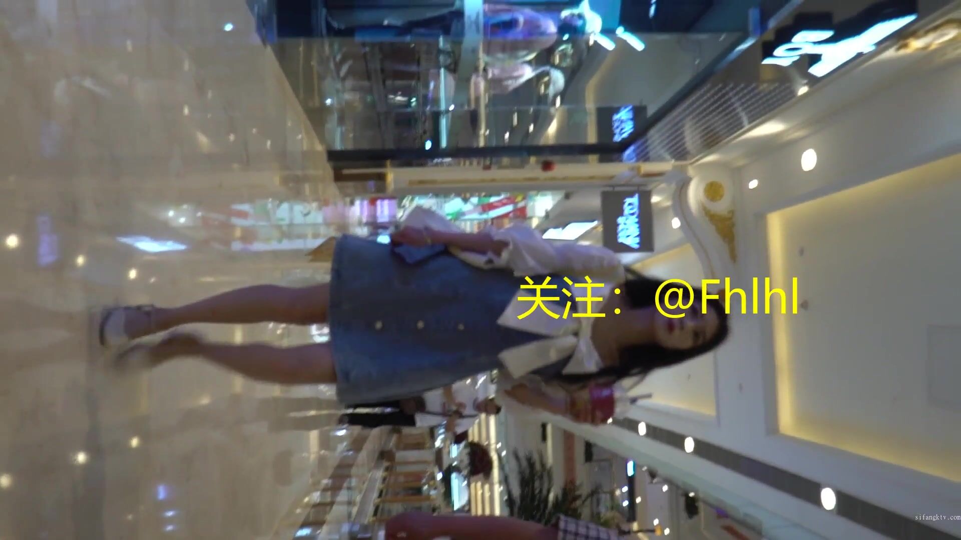 Quay lén quần lót với cặp mông cực ngon của em teen chân dài siêu xinh đi dạo
